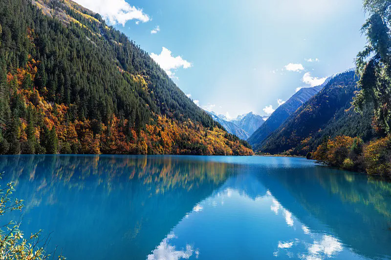 Turquoise alpine lakes and forests of Jiuzhaigou National Park