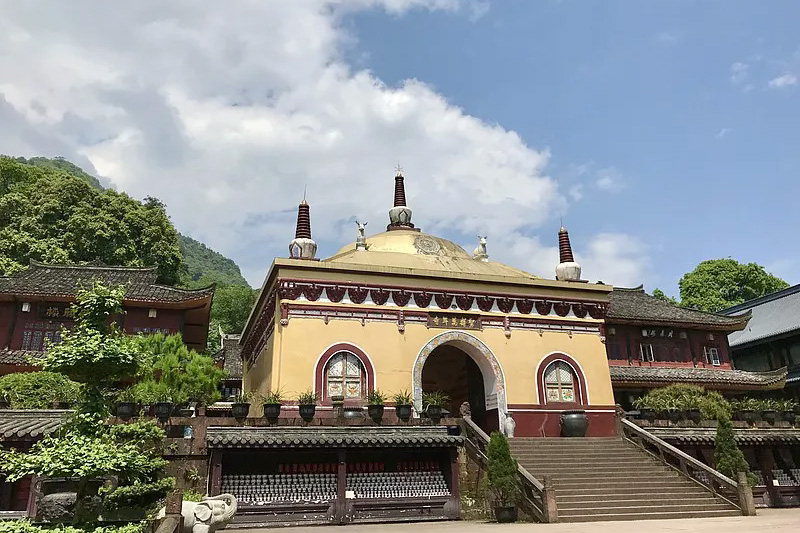Mount Emei foothills and return to Chengdu