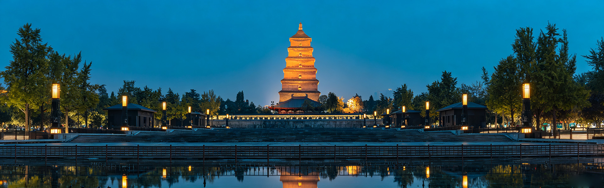 Private Xi'an Night Tour: Datang Everbright City & City Wall